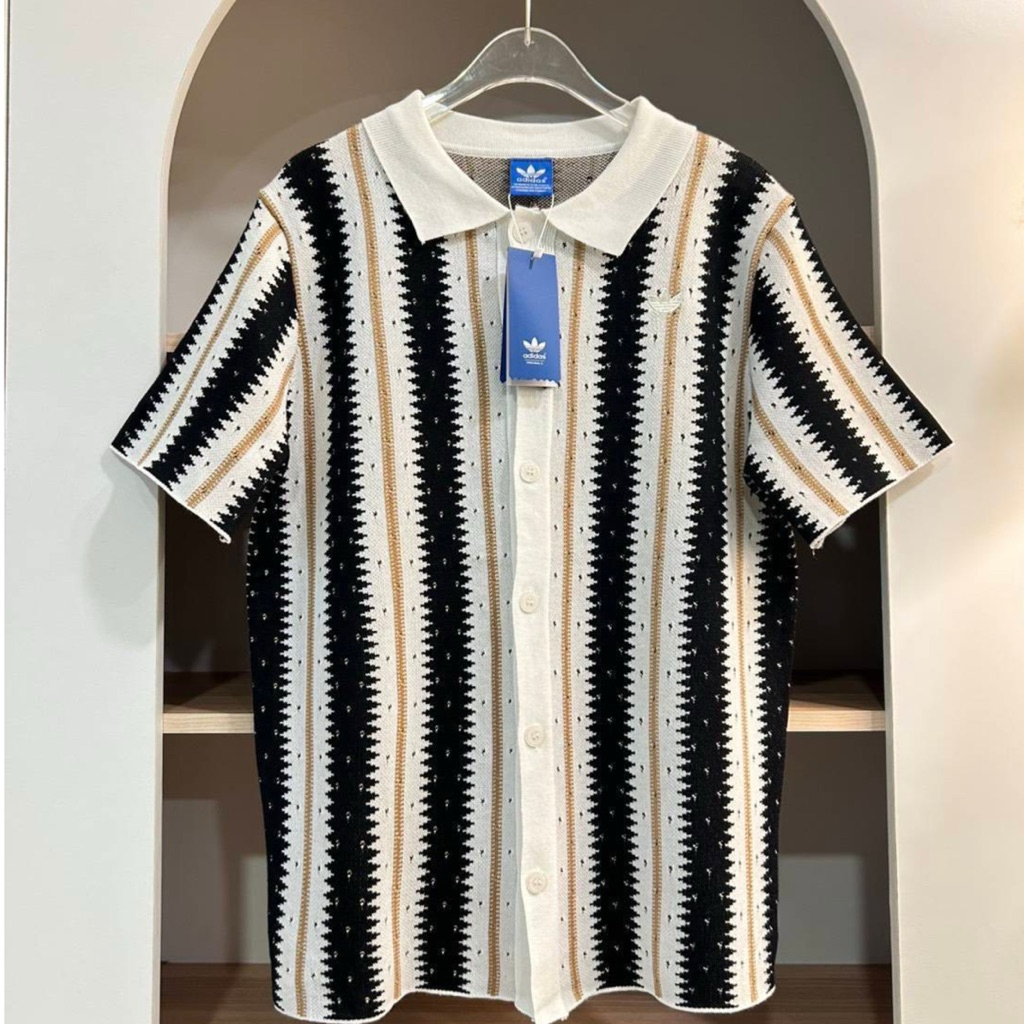 เสื้อทอไหมพรมคอปกลายทางทูโทนขาว-ดำตัดสลับเส้นสีทองแบบหรูๆทรงสวยมากด้านหลังปัก(ผ้าหนาเกรดพรีเมี่ยม)ผ้าหนา