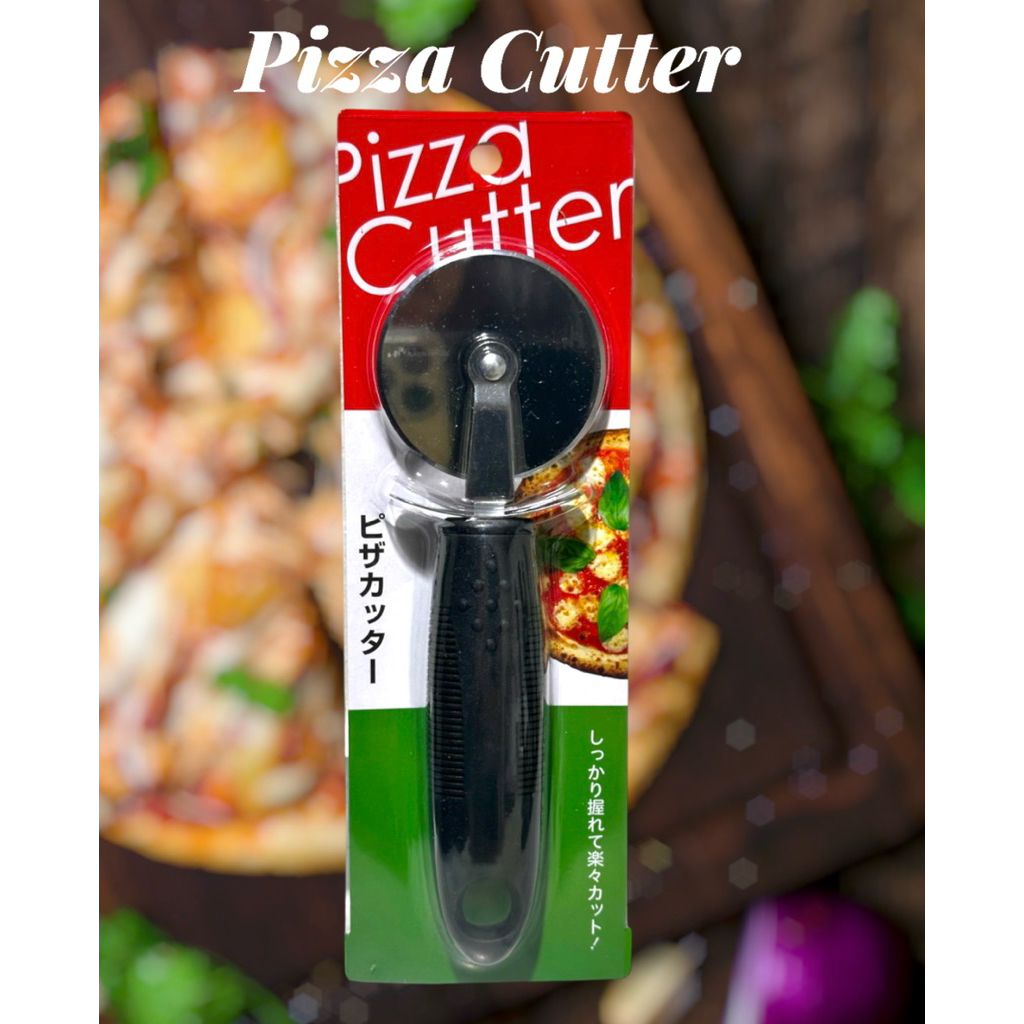 pizza cutter ที่ตัดพิซซ่า (The rotating blade cuts the pizza dough.)