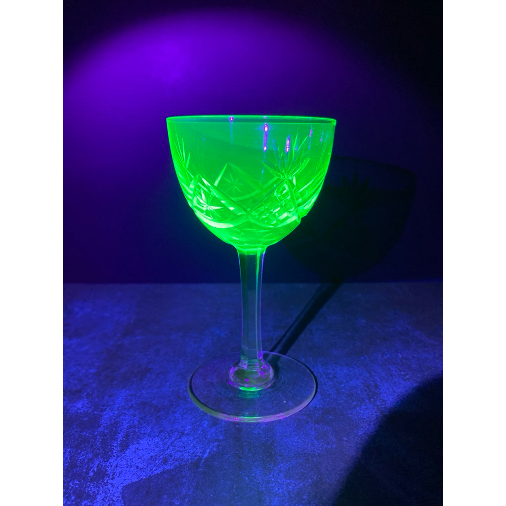 แก้วไวน์ยูเรเนียมเจียระไนทรงสูง ยุค Art Deco 1920 - 1950 สูงขนาด 4.5 นิ้ว ไม่มีตำหนิ Uranium Glass