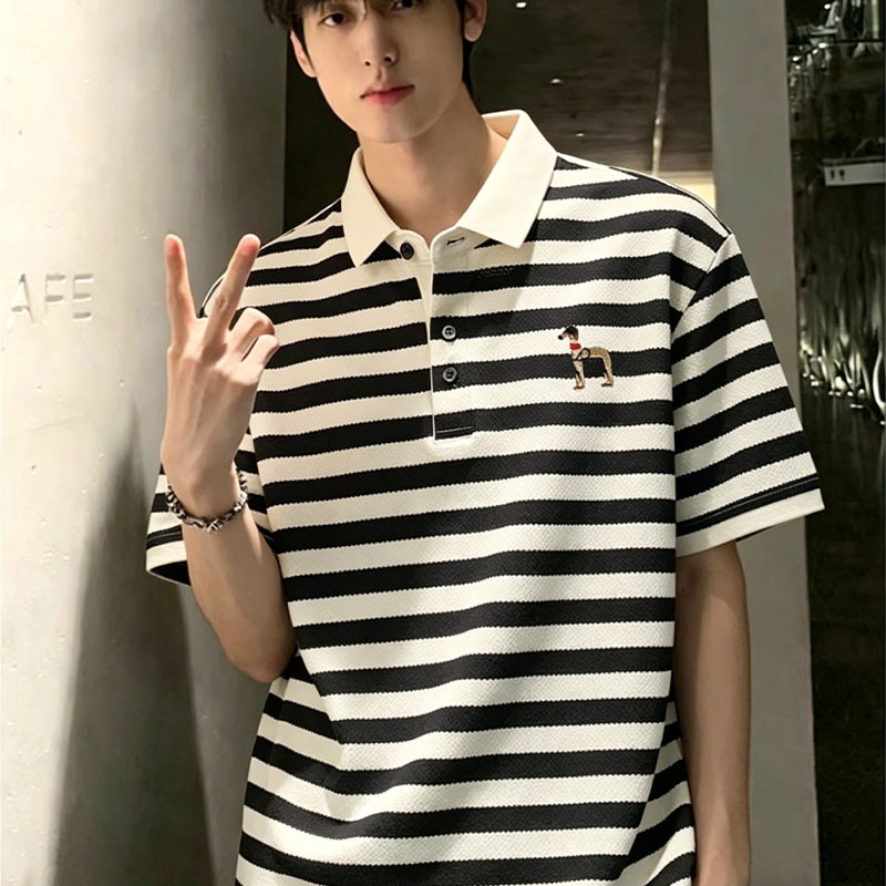 เสื้อโปโลลายทางสำหรับผู้ชาย ปักลายสุนัข ผลิตจากผ้าคุณภาพเยี่ยม ดีไซน์ทันสมัยและลำลอง มีให้เลือกหลายสี