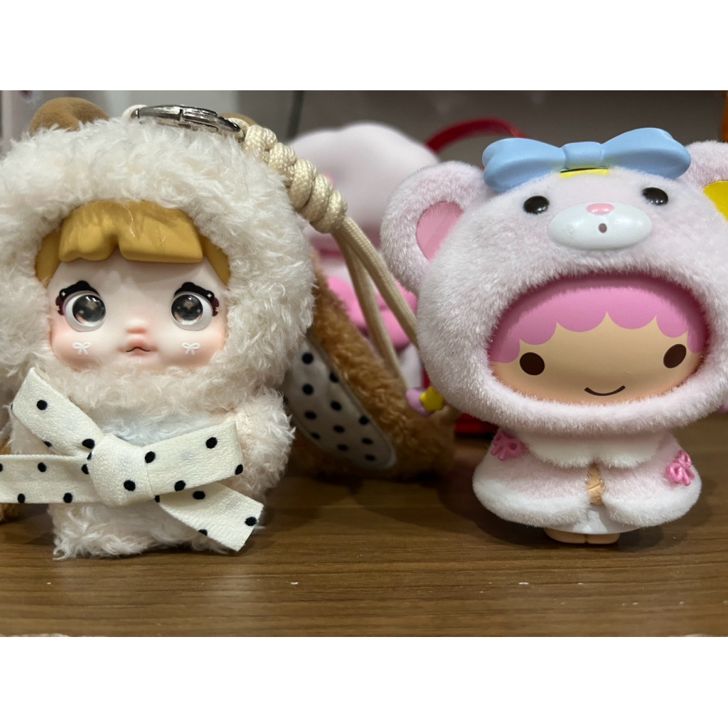 พร้อมส่ง 🧸 จับคู่เซตพวงกุญแจกระต่าย Nommi v9 สีครีมหมุนตาได้ & Lala Sanrio เปลี่ยนหน้าได้ค้าบ 🤩💕