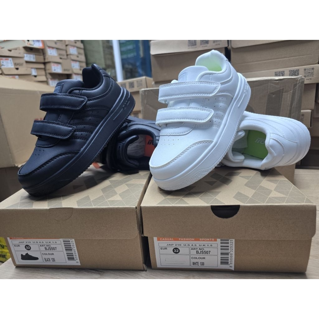 รองเท้า BAOJI รุ่น BJS507 สีดำ-ขาว size:28-32 ซึ่งดูเหมือนจะเป็นรองเท้าพละหรือรองเท้าแฟชั่นสำหรับเด็ก