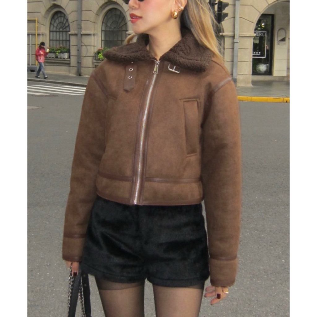 ส่งต่อ MARZO SUEDE JACKET หนังกลับ ด้านในบุขน มีเข็มขัดช่วงคอ จากร้าน hyde above