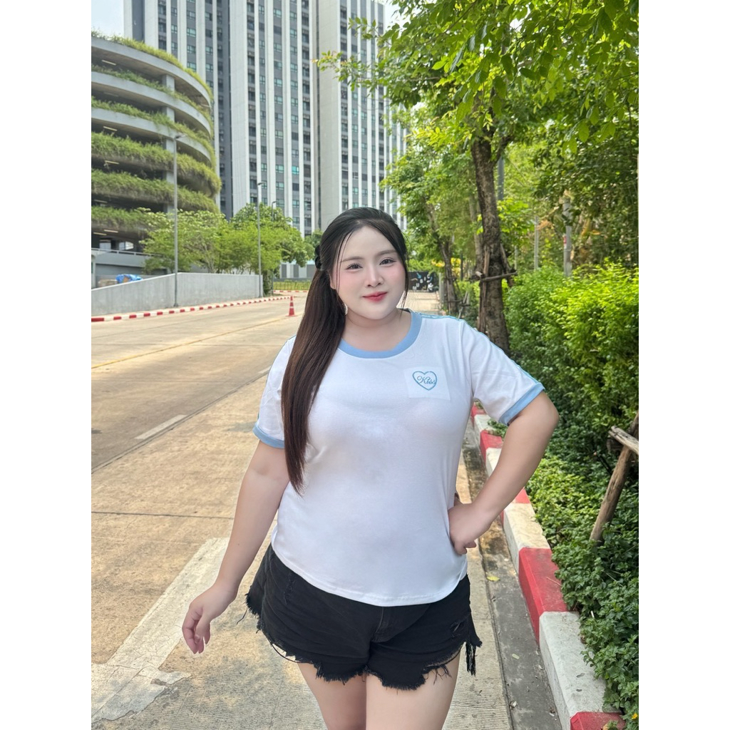 เสื้อยืดคอกลมสาวอวบแต่งแถบสีฟ้าน่ารักๆ ถ้ายูนิโคล่ ปักKiss
