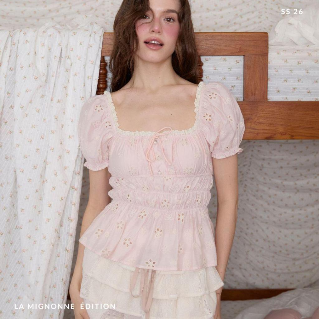 La Mignonne (XS-3XL) Donovan Bogart Top เสื้อใส่เที่ยว แขนตุ๊กตา ช่วงอกแต่งขอบงานผ้าลูกไม้ แทลล์กระดุมแต่งดอกไม้น่ารักๆ