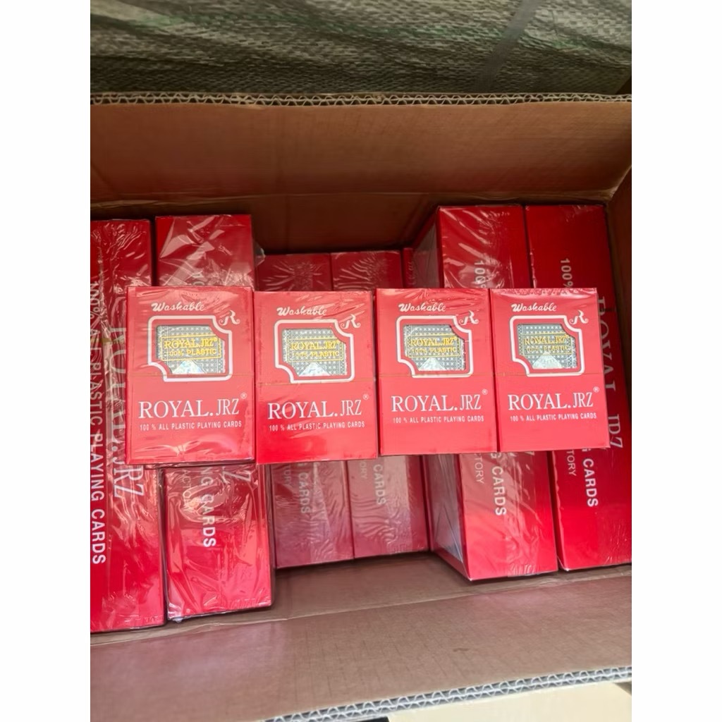 กล่องพลาสติก ใบใหญ่ กล่องแดง ขอบขาว อย่างดี สุดฮิต หน้าใบสวยงาม การ์ดเกม 12 สำรับ