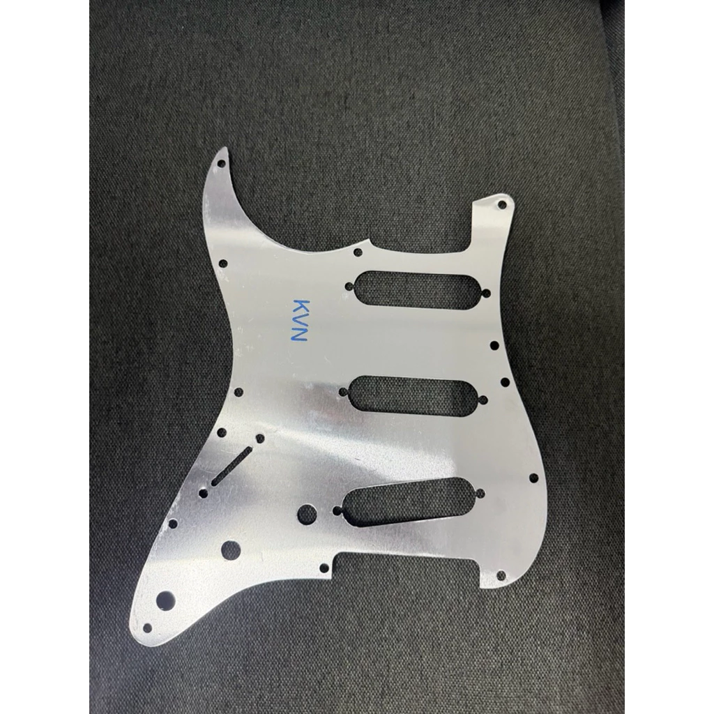KVNแผ่นAluminum Shielding Plateสำหรับกีตาร์ทรง Stratocaster โดยเฉพาะ