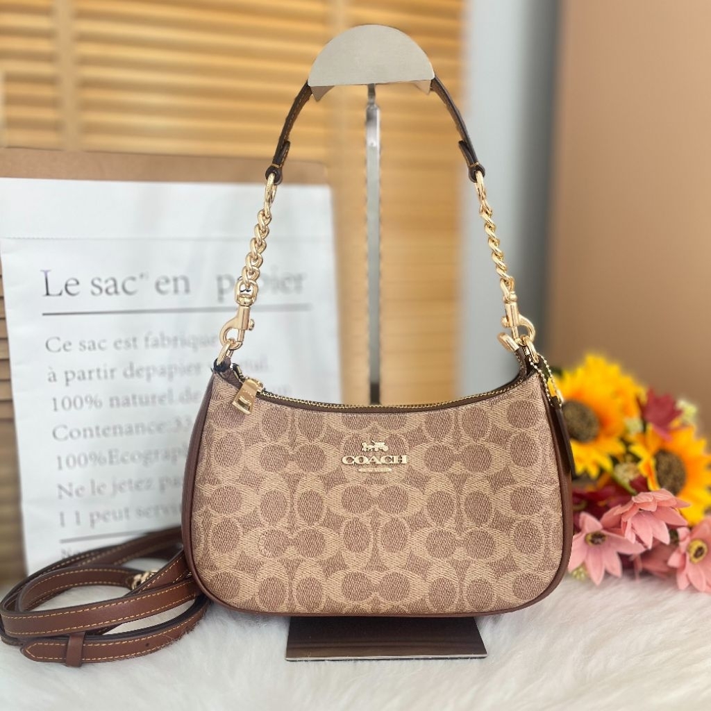 กระเป๋าสะพายข้าง Teri Shoulder Bag In Signature Canvas CV933