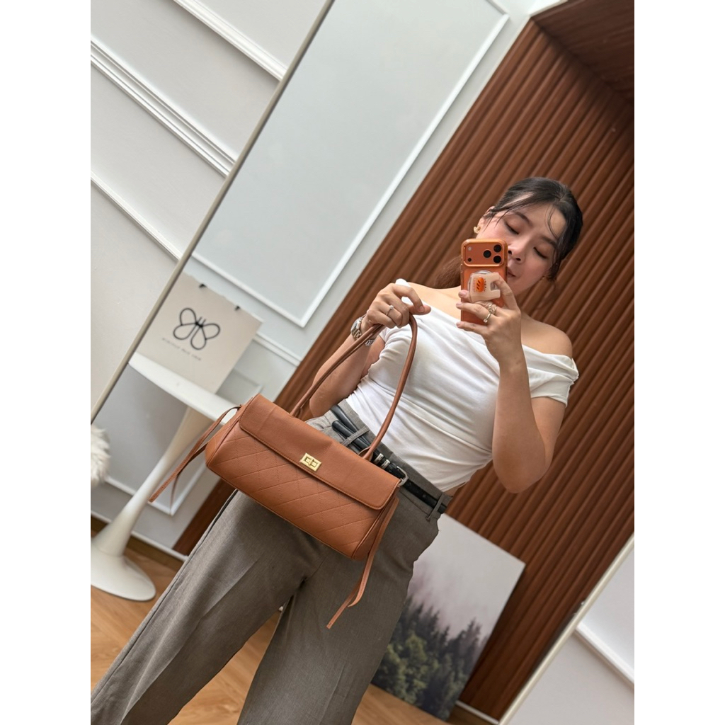 VICTORIA กระเป๋าหนังวัวแท้ ขนาด 33x15x12 ซม. เป็นกระเป๋าวัวเเท้ ที่เน้นความเรียบง่ายแต่แฝงไปด้วยความพรีเมียม ราคา ถูกที่สุด ดีลบีเคเค แกลเลอรีภาพที่ 8