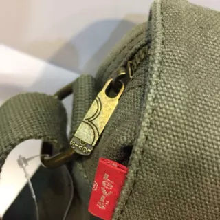 กระเป๋าสะพายข้าง Levi Messenger Bag ของใหม่ ของแท้ พร้อมส่งจากไทย กระเป๋าลีวายส์ กระเป๋าสะพายลีวายส์ กระเป๋าสะพายผู้ชาย