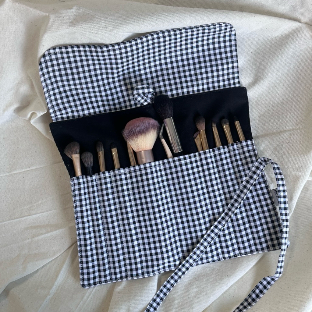 roll case | กระเป๋าใส่ของทรงม้วน by the.smallstuff