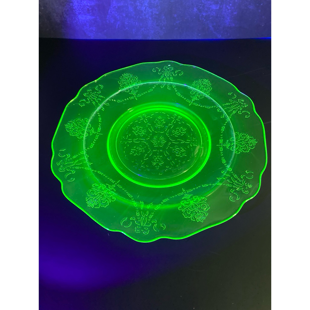 จานยูเรเนียมลาย Rose Marie ผลิตโดย Federal Glass ปี 1934 - 1936 แสงดี ขนาด 7 นิ้ว สภาพสะสม Uranium G