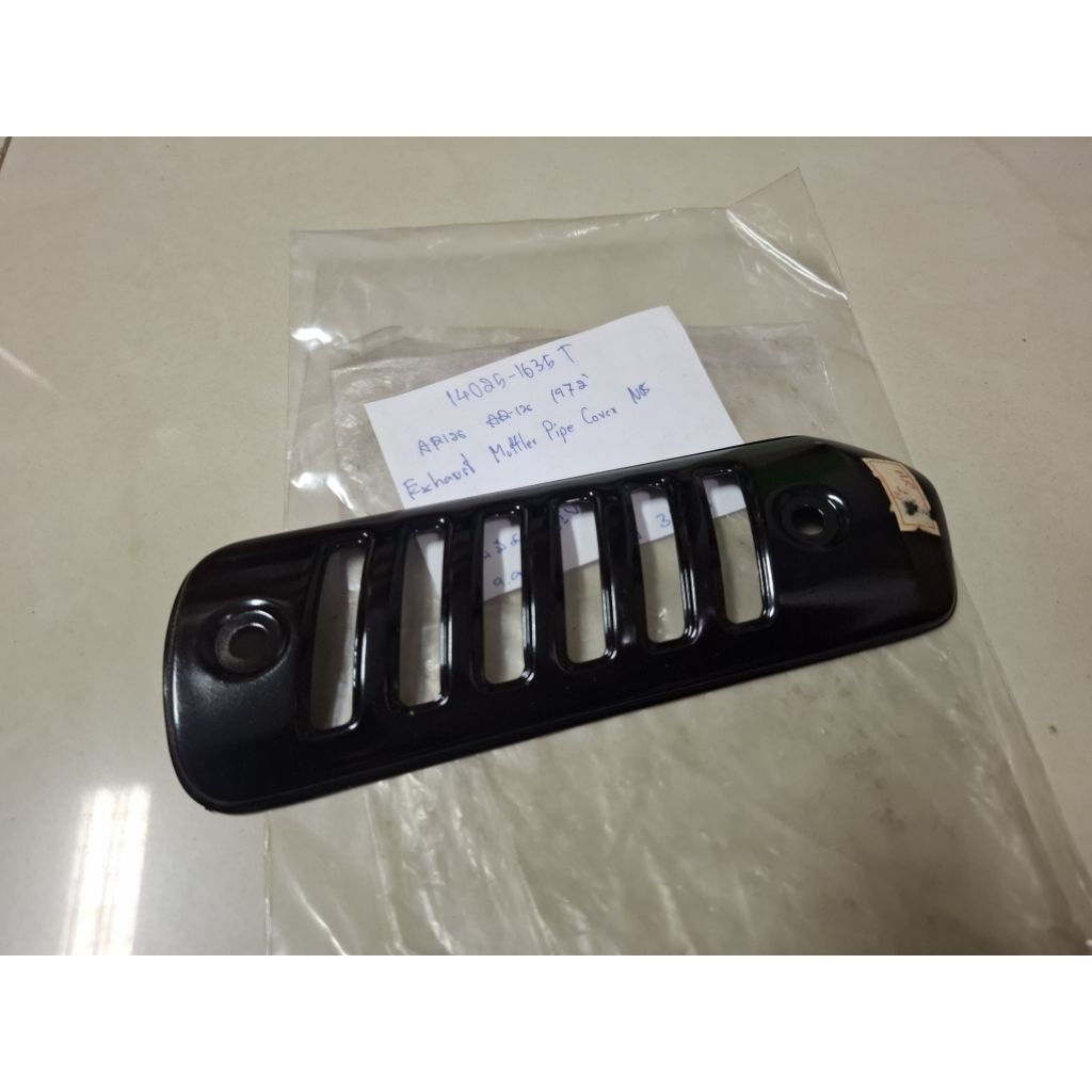 กันร้อนท่อไอเสีย Kawasaki AR125-AR125E-AR125E1-2-AR125R ของแท้ญี่ปุ่นใหม่เก่าเก็บสภาพสวยในห่อพร้อมใส