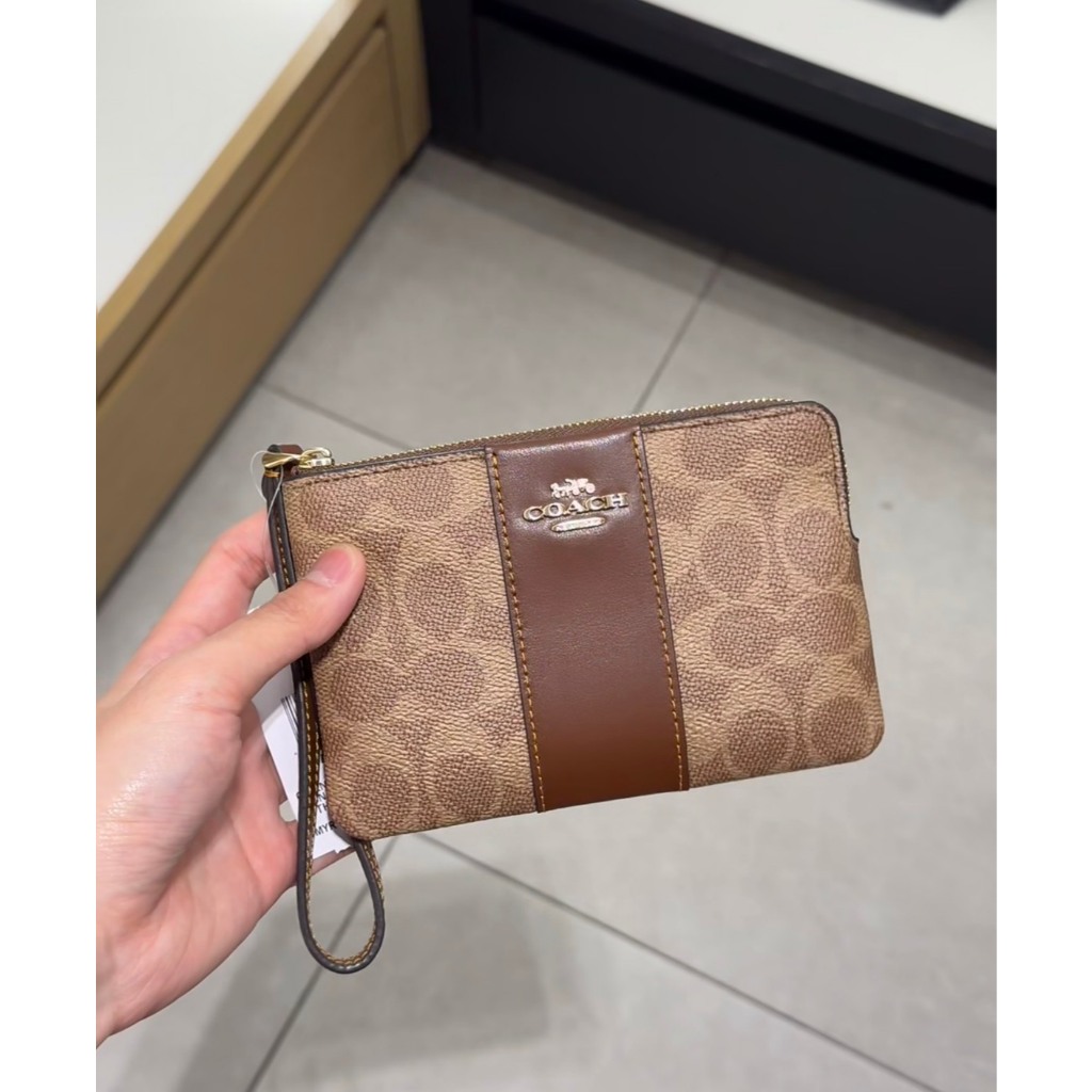 Coach Corner Zip Wristlet In Signature Canvas Style No. CW854
ขนาด 6 1/4" (L) x 4" (H) x 1/2" (W)