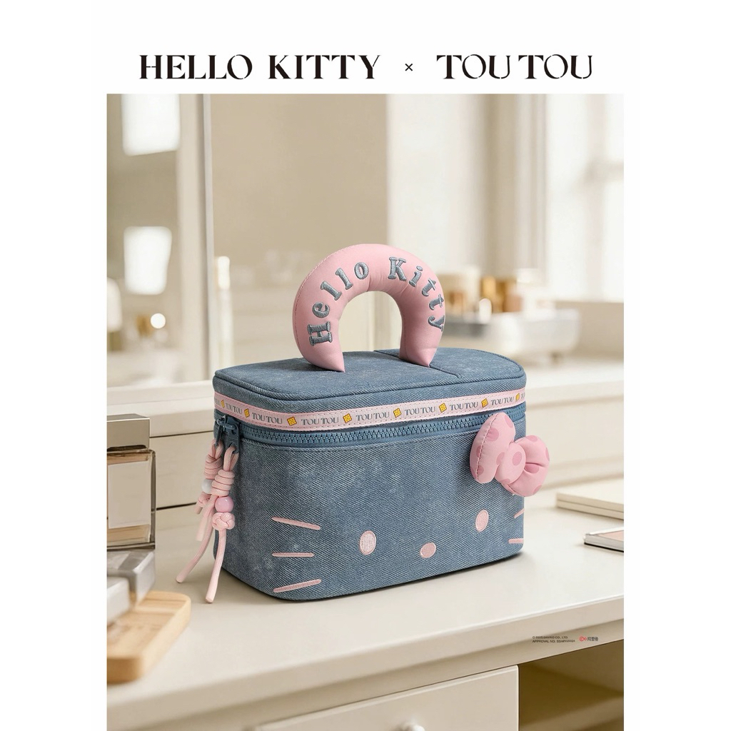 พร้อมส่งด่วน 🇹🇭 Hello Kitty x TOUTOU กระเป๋ายีนส์อเนกประสงค์ ใส่เครื่องสำอาง/กล้องได้ จัดระเบียบเดินทาง จุของเยอะ