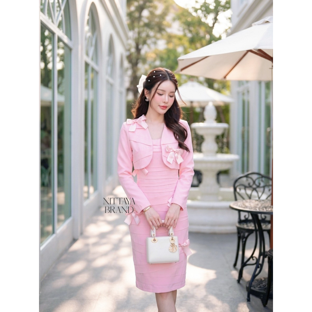 [NITTAYA] D2695 ชุดเซตเดรสกระโปรงยาวสายเดี่ยวแต่งจับจีบเสื้อคลุมสูทแต่งโบว์สวยหรู ใส่ออกงาน ดินเนอร์ – โปรปัง