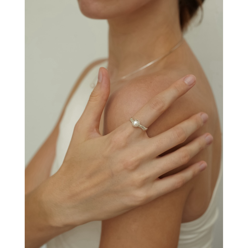 KHARYS Pearl Orb ring - แหวนเงินแท้ ฟรีฟอร์ม ไข่มุกน้ำจืด Silver 925 ring Freeform Freshwater pearl
