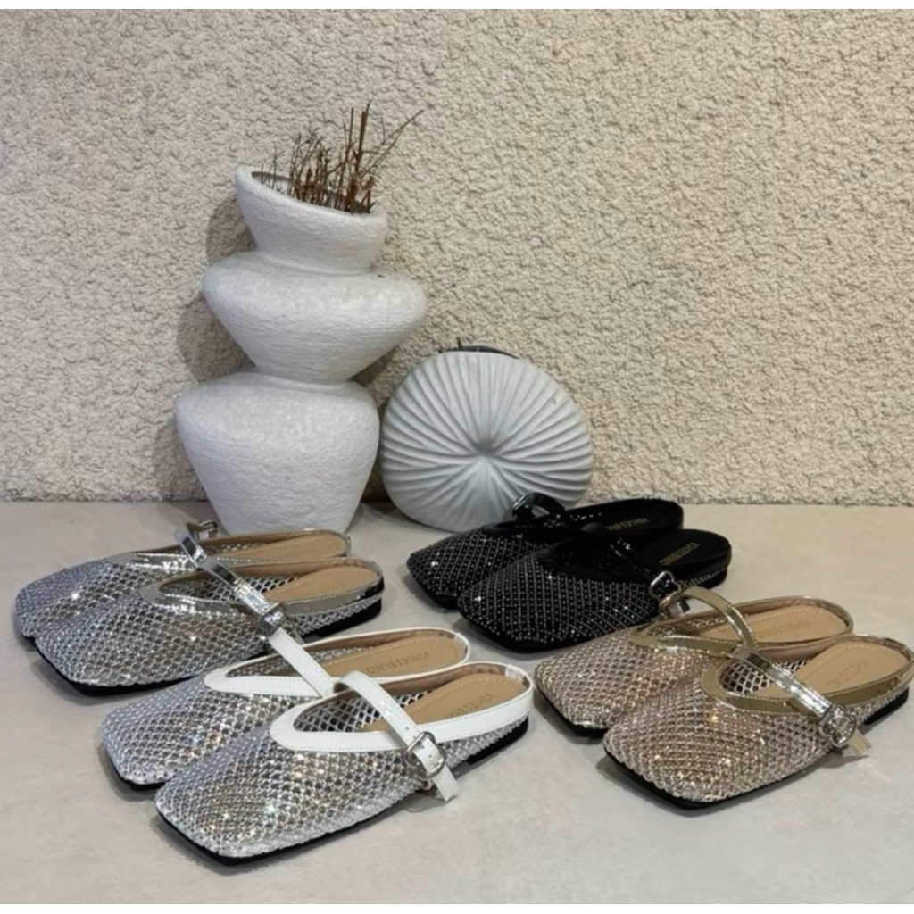 รองเท้าเปิดส้น สายคาด แต่งเพชร VSHOES BRAND (size 35) สีดำ (used like new)