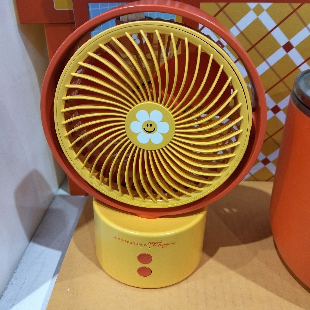 Jenniferoom x Wiggle Wiggle: Sunny Breeze Desk Fan"***(พัดลมตั้งโต๊ะรุ่นลิมิเต็ด เติมความสดใส...เย็นสบายทุกองศา)

