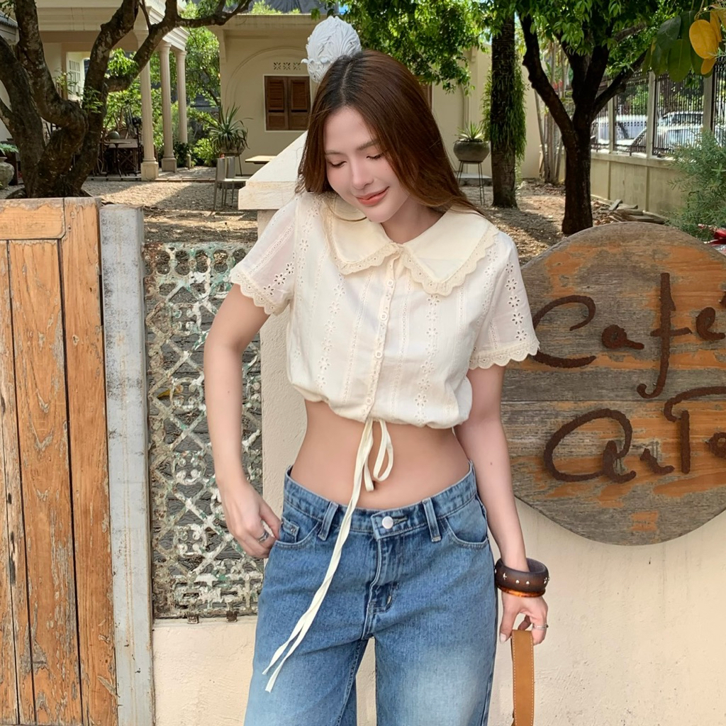 🐰🍒 𝐍𝐞𝐰 𝐚𝐫𝐫𝐢𝐯𝐚𝐥 : 𝐂𝐡𝐞𝐫𝐥𝐲𝐧 𝐓𝐨𝐩 🍨✨ เสื้อครอปผ้าฉลุ ลูกไม้ คอบัวแต่งขอบลูกไม้ ผ้ามีเทคเจอร์ ช่วงเอวปรับรูดได้