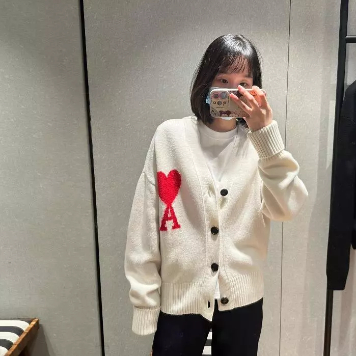 AMI Paris  เสื้อถักAmi เสื้อคาร์ดิแกนถักลายหัวใจแบบยูนิเซ็กซ์ LOVE ของแท้ 100% ราคา ถูกที่สุด ดีลบีเคเค แกลเลอรีภาพที่ 6