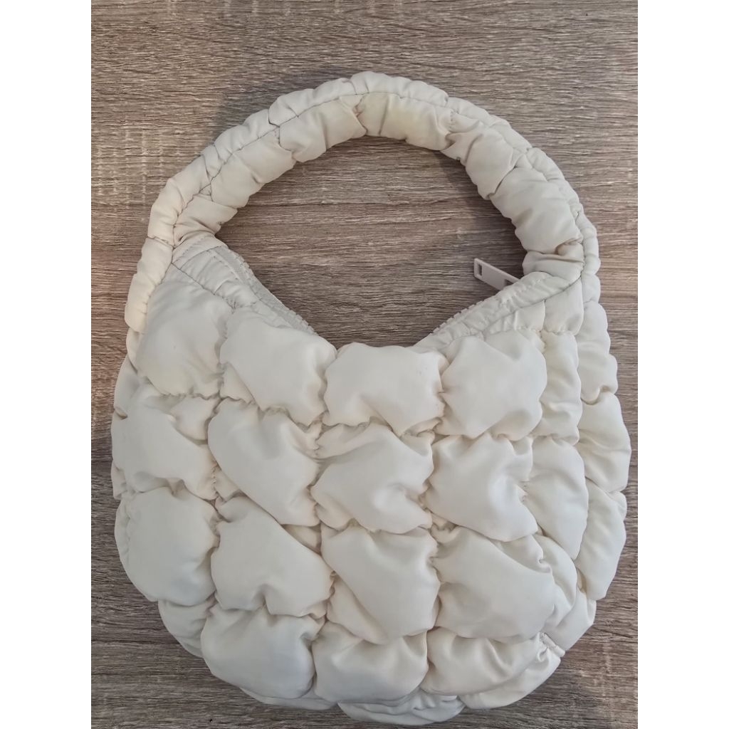 กระเป๋าถือ COS quilted micro bag สี off white
