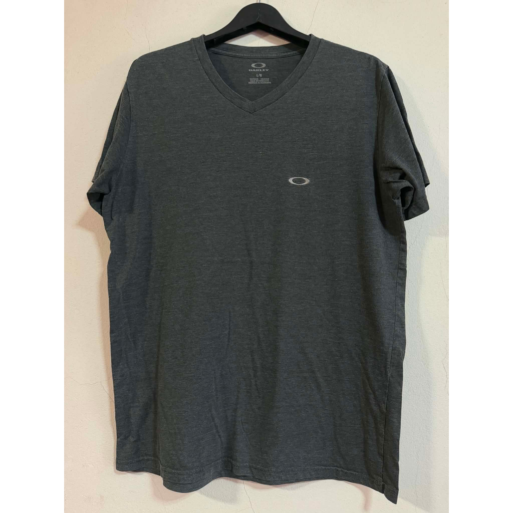 เสื้อยืด คอวี OAKLEY ปักโลโก้ที่หน้าอก