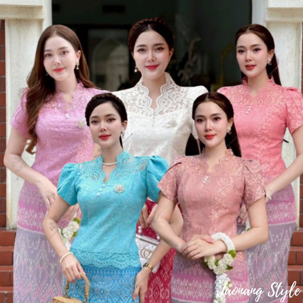 เสื้อลูกไม้ ใส่ไปทำวัด คอวี แต่งกระดุมมุก แขนสั้น แต่งแขนกลีบบัว ชายเสื้อแต่งชายผ้าวางลายผ้าสวยมาก