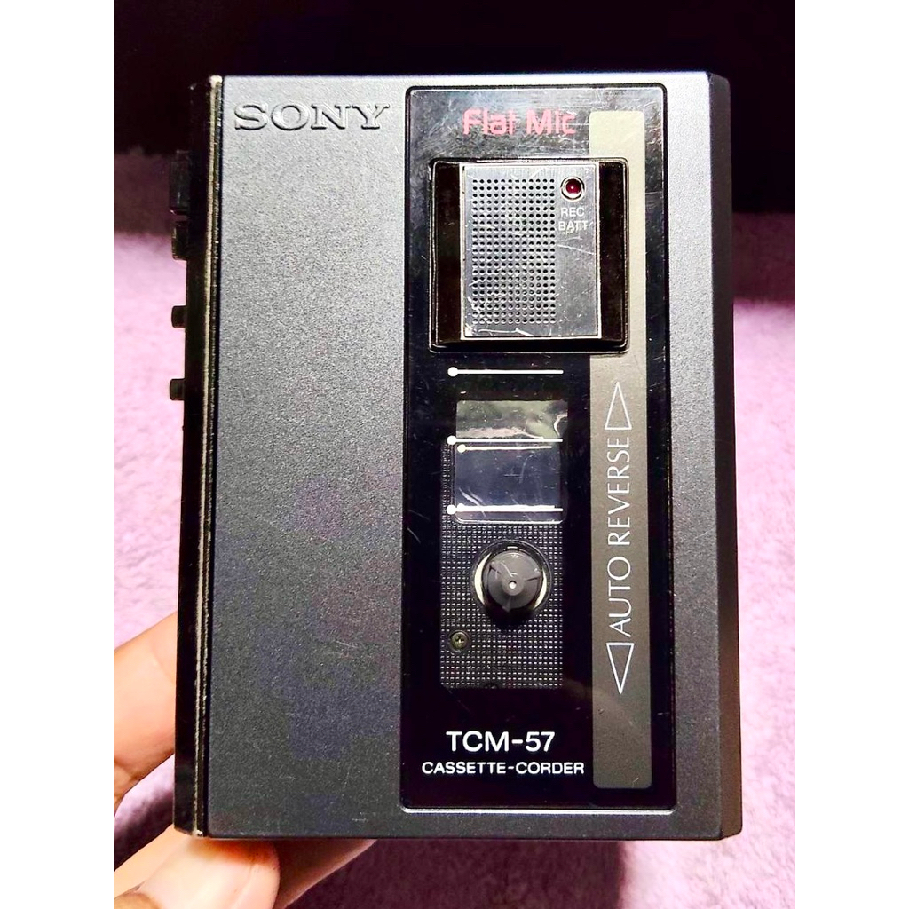 เครื่องเล่นเทปพกพา Sony TCM-57 สภาพดี มีริ้วรอยบ้าง บอดี้งานประกอบแน่น กลไกทนทาน ใช้งานได้ดี กลับเทป