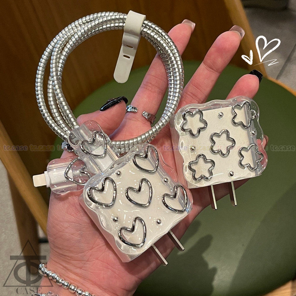 ชุดอุปกรณ์ป้องกันที่ชาร์จและสายชาร์จ TPU (5 ชิ้น/ชุด) – ลวดลายหัวใจโลหะและดอกไม้ สำหรับหัวปลั๊ก iPhone 18W/20W