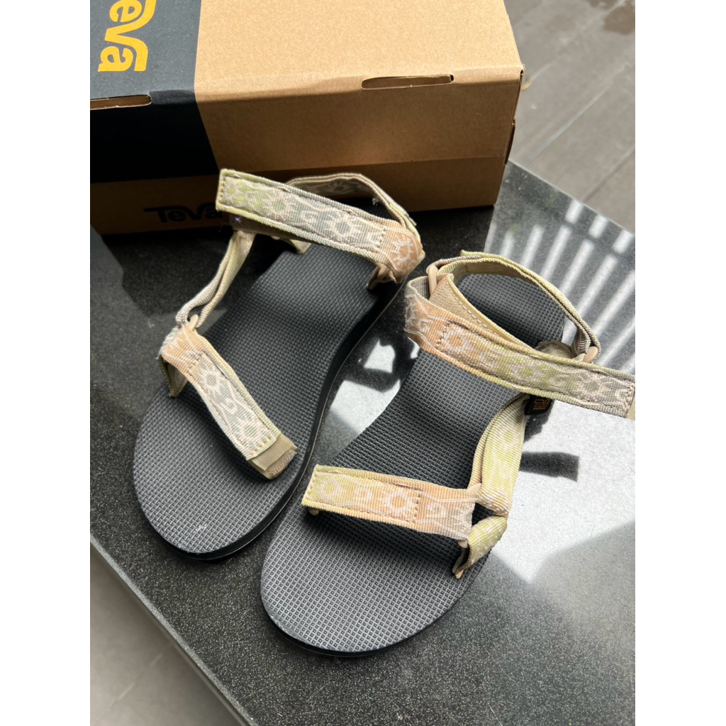 รองเท้า Teva สวยมากก