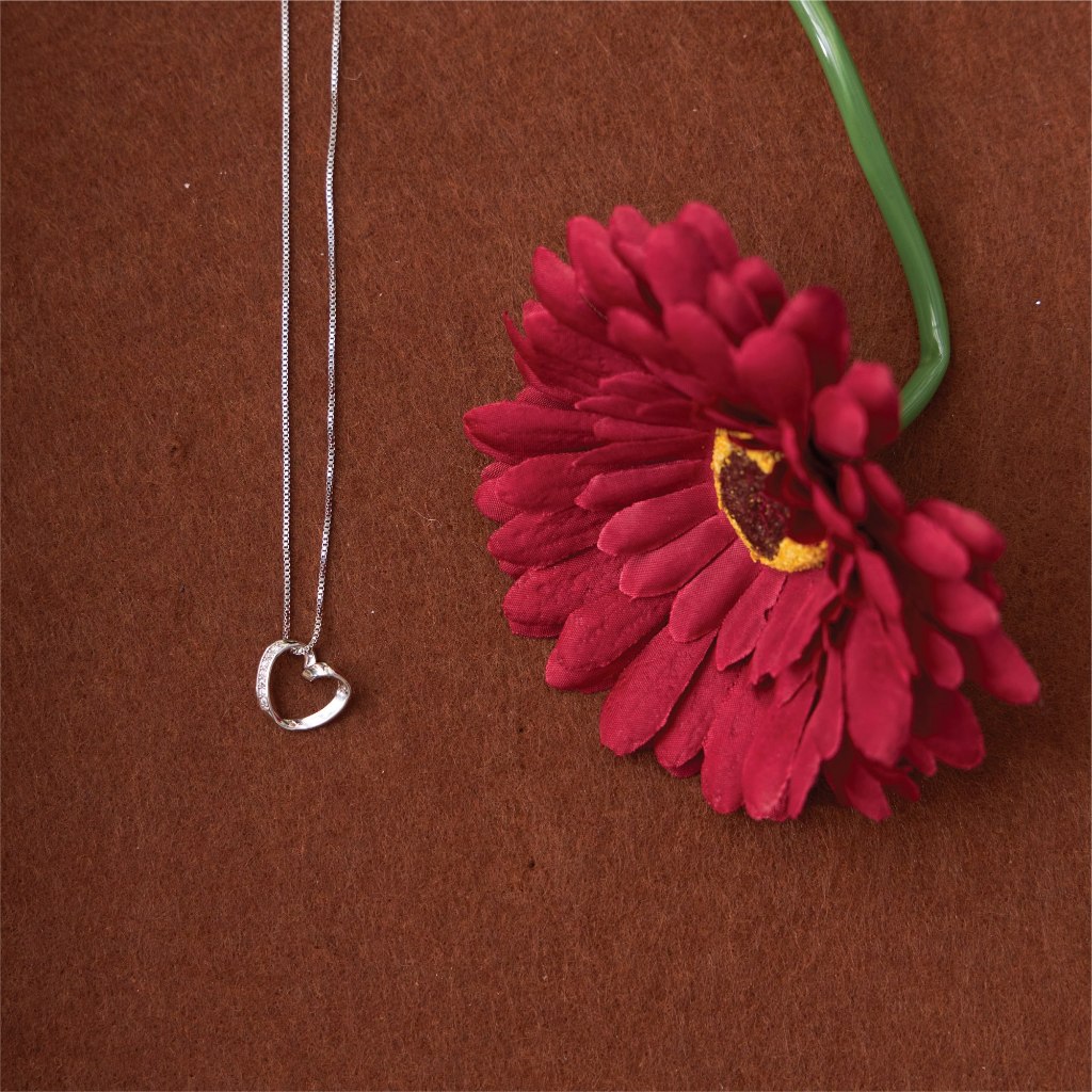 earika.earrings - tender heart necklace สร้อยคอจี้เกลียวหัวใจ วัสดุเงินชุบทองคำขาว เหมาะสำหรับคนแพ้ง่าย