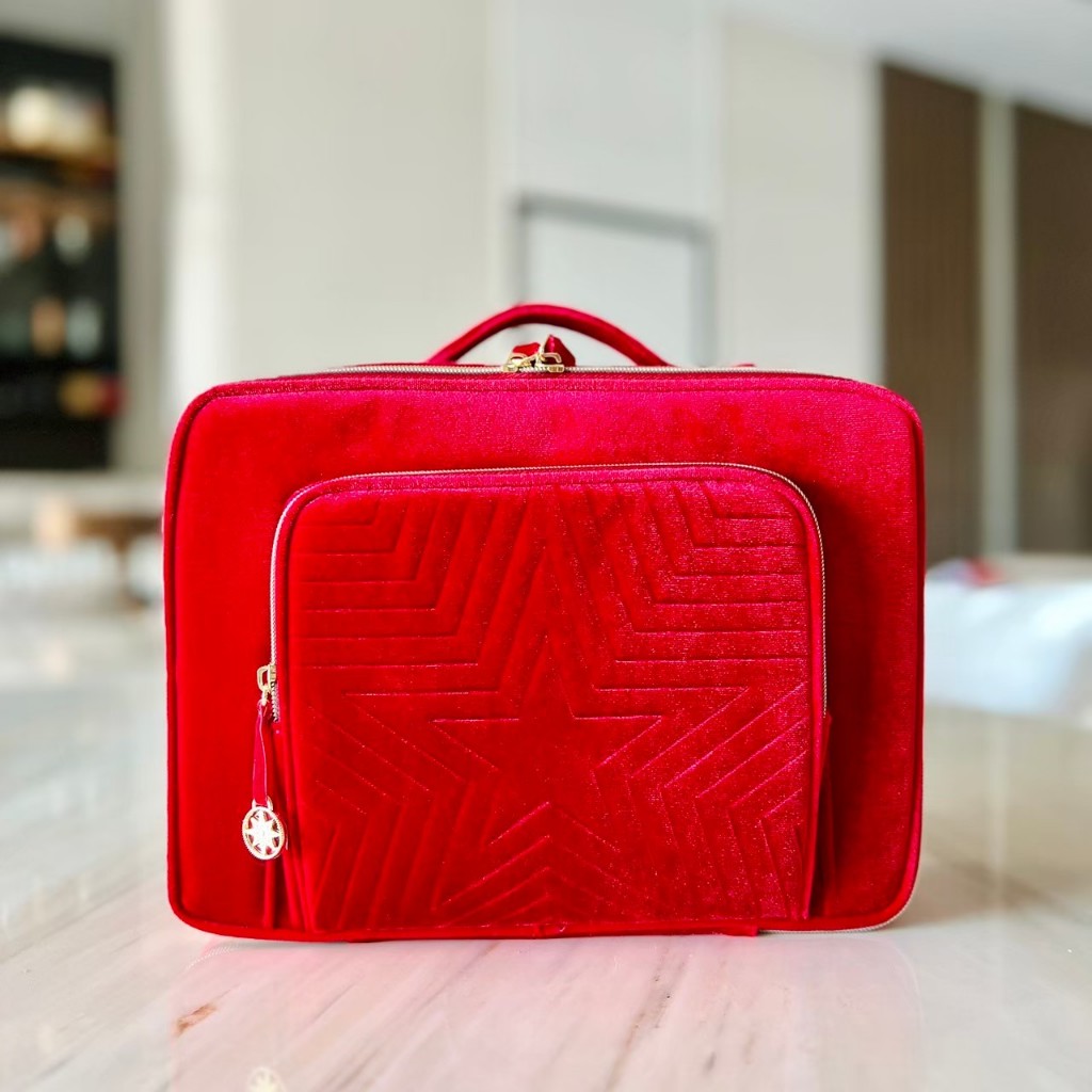กระเป๋า เครื่องสำอาง ET Holiday Blockbuster 2024 สีแดงเนื้อกำมะหยี่