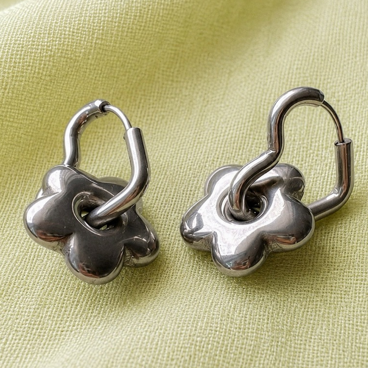 NICE ACCIDENT ‘Chrome Bloom’ | ต่างหูห่วงหัวใจ ดอกไม้ Original Shape Lasting Finish Wear-Friendly
