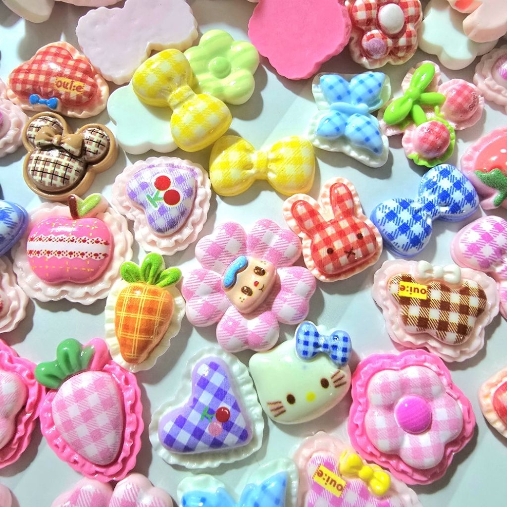 ❮10 ชิ้น❯ อะไหล่เรซิ่นคละลายน่ารัก /Sweet Gingham Resinเหมาะสำหรับตกแต่งเคสมือถือ พวงกุญแจ กิ๊บ กระจก สมุด และงานDiy
