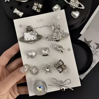เสน่ห์การ์ตูนของรองเท้าแตะตลกแดง KT รูแมวเข็มหัวเข็ม DIY รองเท้าสตรีอุปกรณ์เสริมตกแต่ง