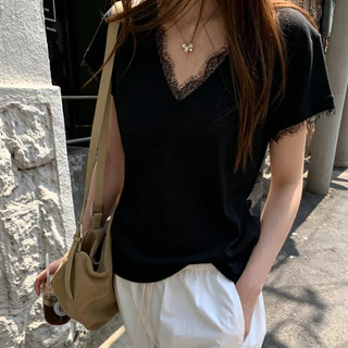 cherryshop พร้อมส่ง เสื้อยืดคอวีแขนสั้นผสมลูกไม้สีขาวใหม่สำหรับผู้หญิงฤดูร้อน ลำลองหลวมๆ นุ่มและใส่สบาย
