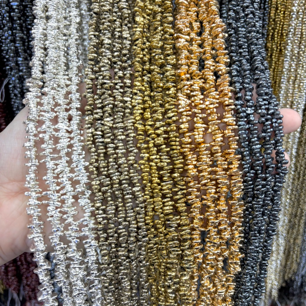 Hematite เฮมาไทต์ ทรงหินแตก ขนาดประมาณ 4-6 mm