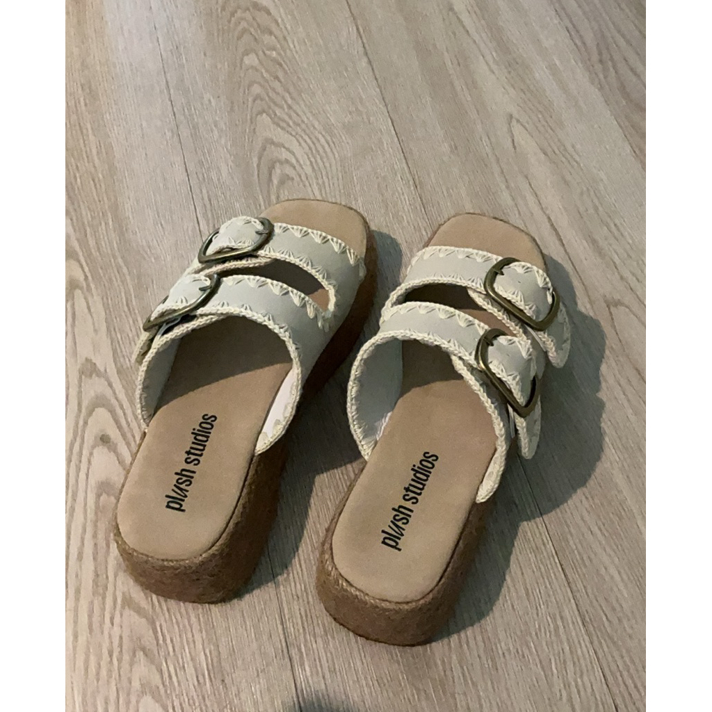 ส่งต่อรองเท้า plush studios cancun สี white swanไซส์ 37