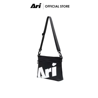 ARI ESSENTIAL SACOCHE BAG - BLACK (AHW1740-01) กระเป๋า สะพายข้าง อาริ สีดำ