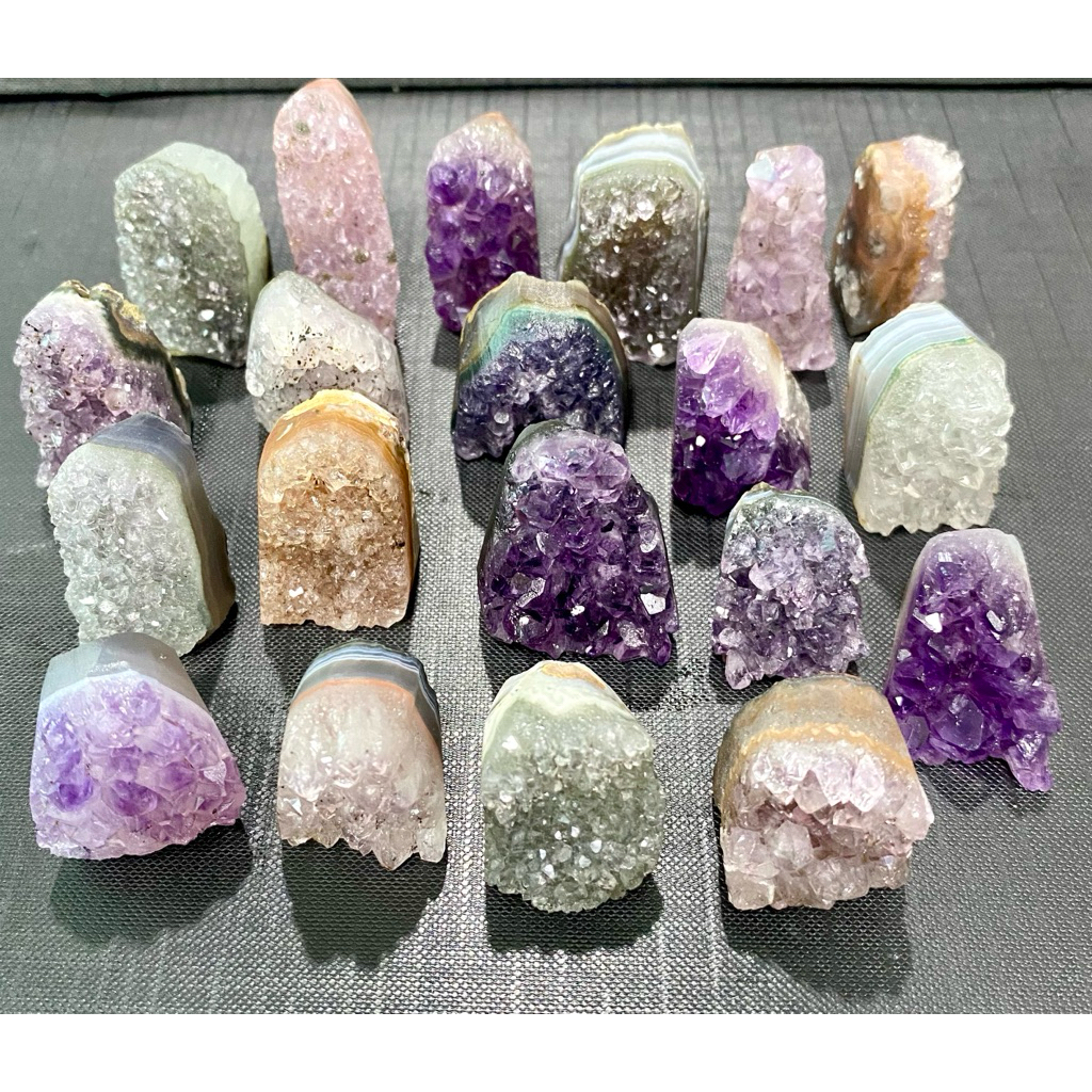 Amethyst (อเมทิสต์/อาเกต) คละสีชิ้นน่ารัก จิ๋วๆ วางตั้งได้ หินสีม่วงแห่งสติ สมาธิ และพลังจิตใจที่สงบนิ่ง