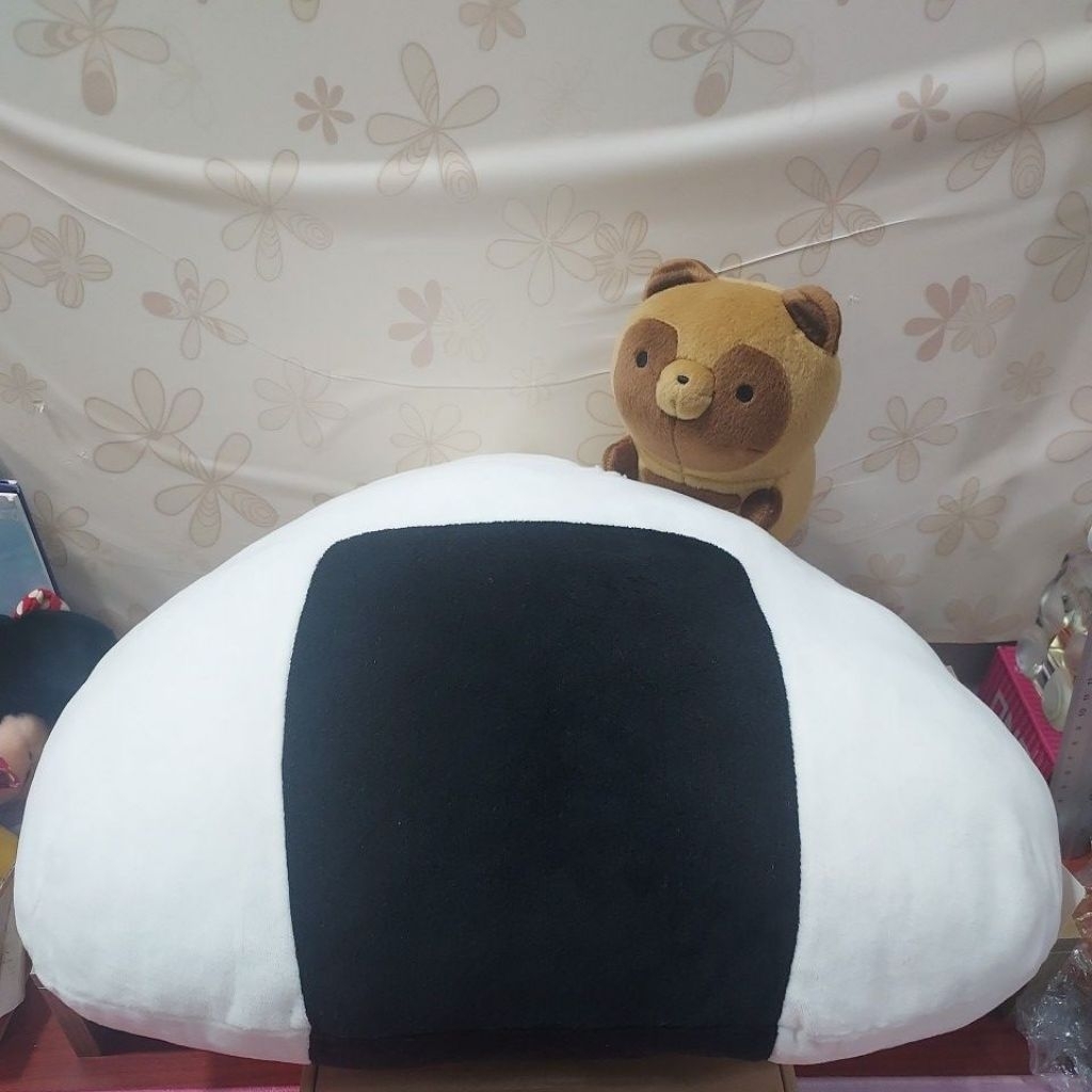 Tanuki to Kitsune: Raccoon Plush sitting on rice ball cushion./หมอนตุ๊กตาโอนิกิริ พร้อมตุ๊กตาแทนูกิ 