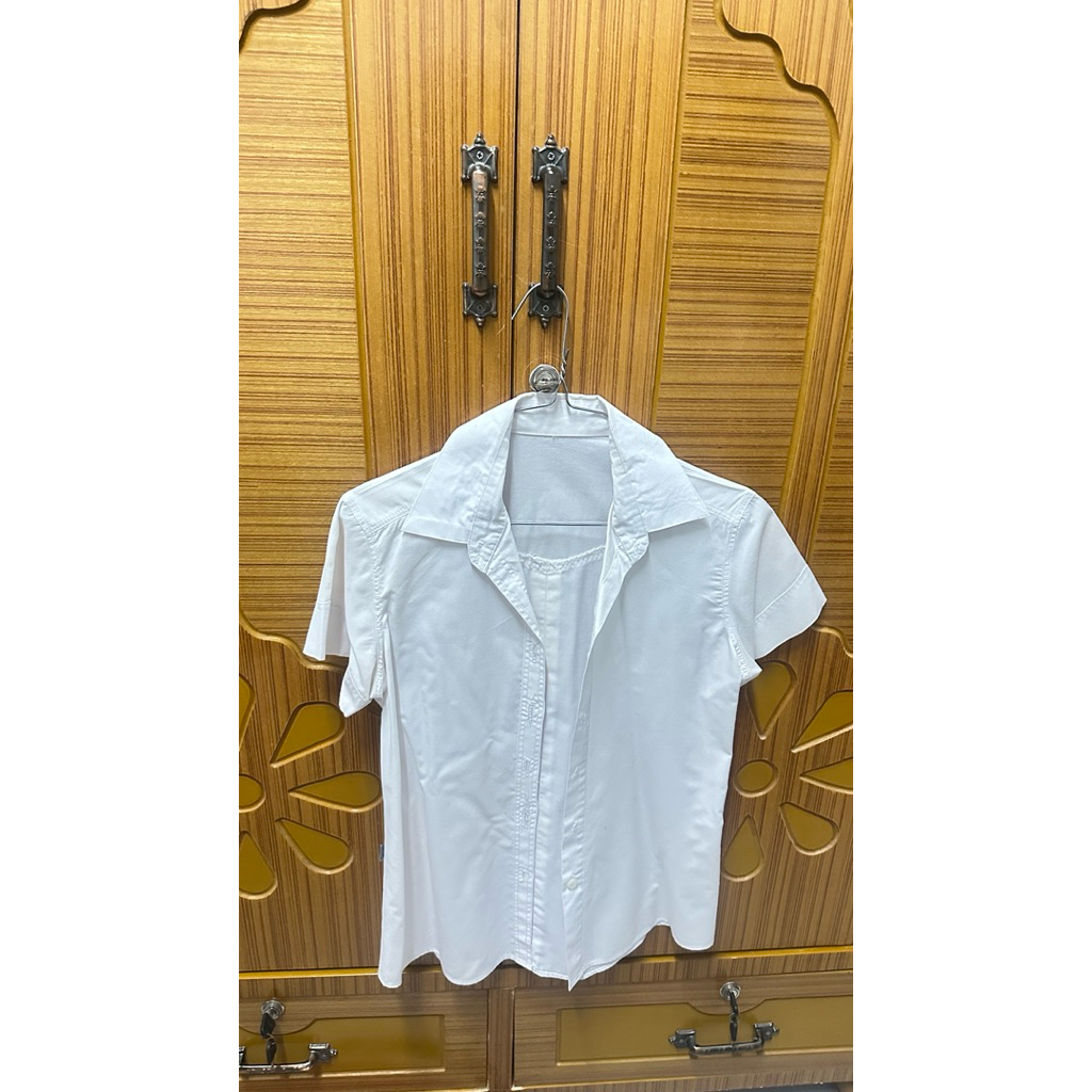 ส่งต่อเสื้อนักศึกษาเเขนสั้น อก34 ไม่มีกระดุม
