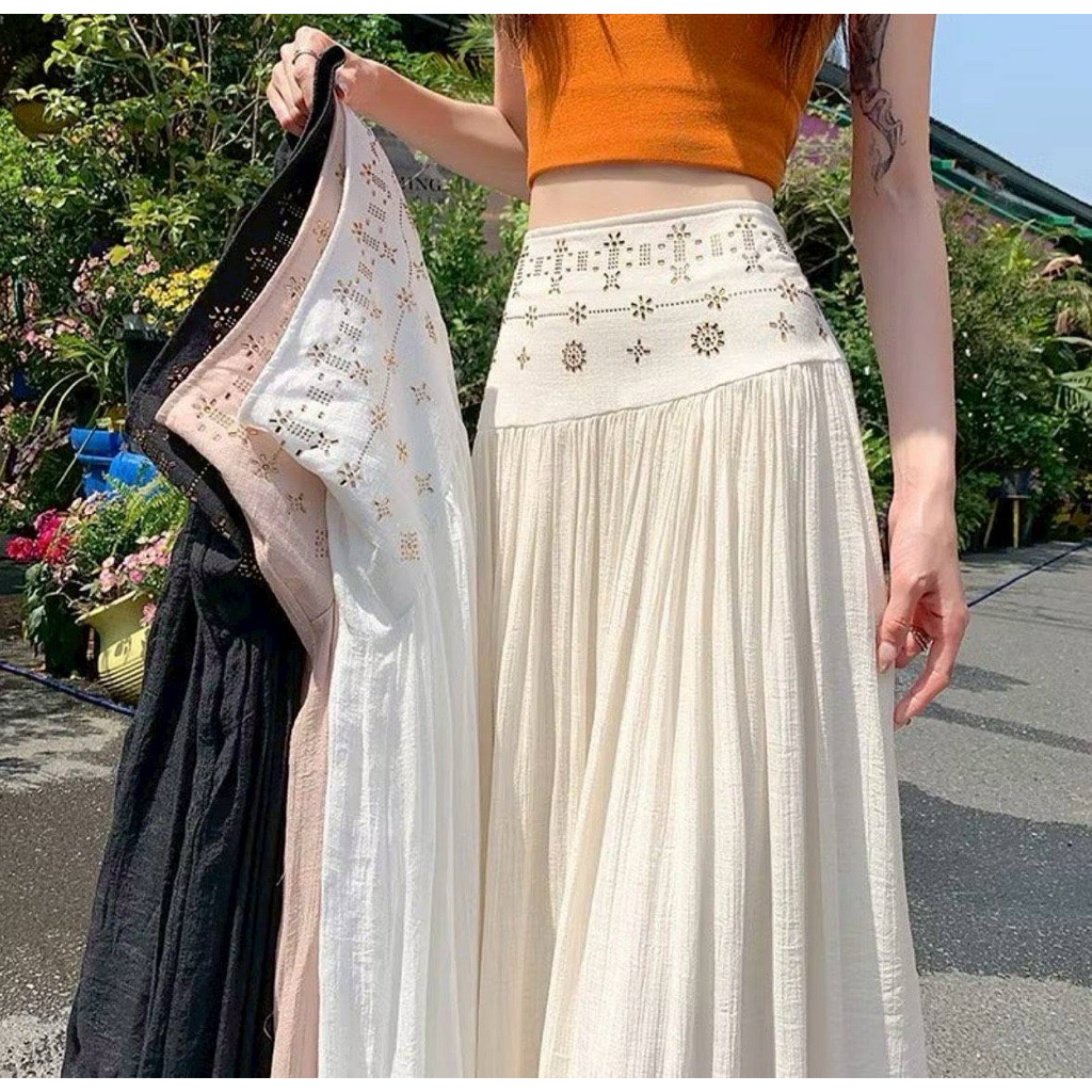 2616# กระโปรงยาวงานปักสุดละมุน ผ้าพริ้วเบา สม็อคหลัง มีชับใน ใส่สบาย แมทช์ง่ายได้ทุกลุค