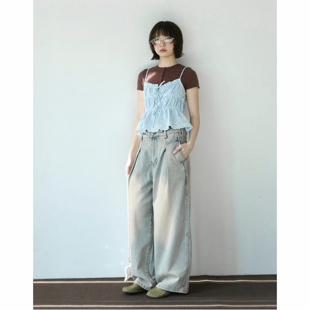 AMUSE BKK - Dusty Stud Jeans กางเกงยีนส์ทรงบอลลูนจีบหน้า ทรงหลวมๆ สีฟอกฟุ้งๆ ดีเทลแต่งหมุดกระเป๋าหลัง