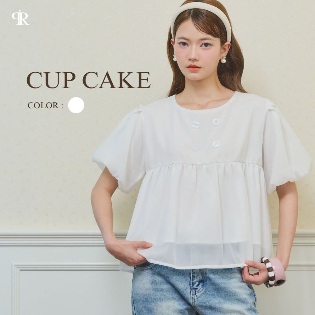 Panchitar Cup Cake – เสื้อทรงบอลลูนสีขาว เนื้อผ้าโปร่งสบายทิ้งตัวสวยให้วอลลุ่มที่ดูน่ารัก ดีเทลแขนพัฟตุ๊กตาพองกับกระดุม