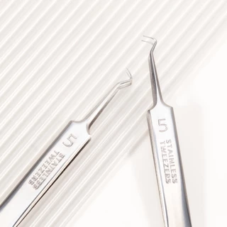 STAINLESS แหนบกดสิว หรือคีบอุปกรณ์ ขนาดขนาดเล็กมากพิเศษ ปลายแหนบดีไซน์โค้งงอพิเศษ สแตนเลสคุณภาพสูง [P-P322]