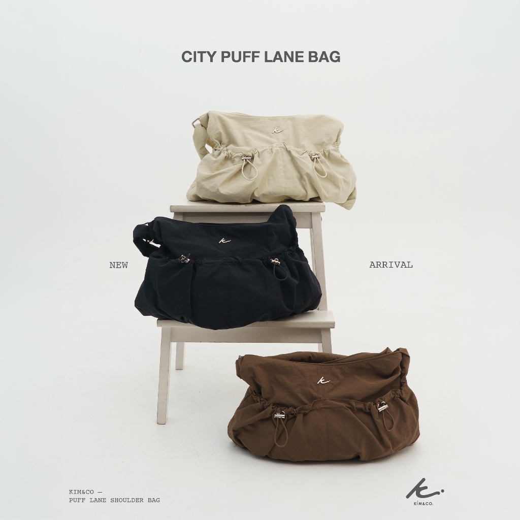 KIM&CO. ORIGINAL – CITY Puff Lane bag (KCBT036) กระเป๋าทรงยูนีคดีไซน์โค้งมน พร้อมดีเทลรูดด้านหน้า