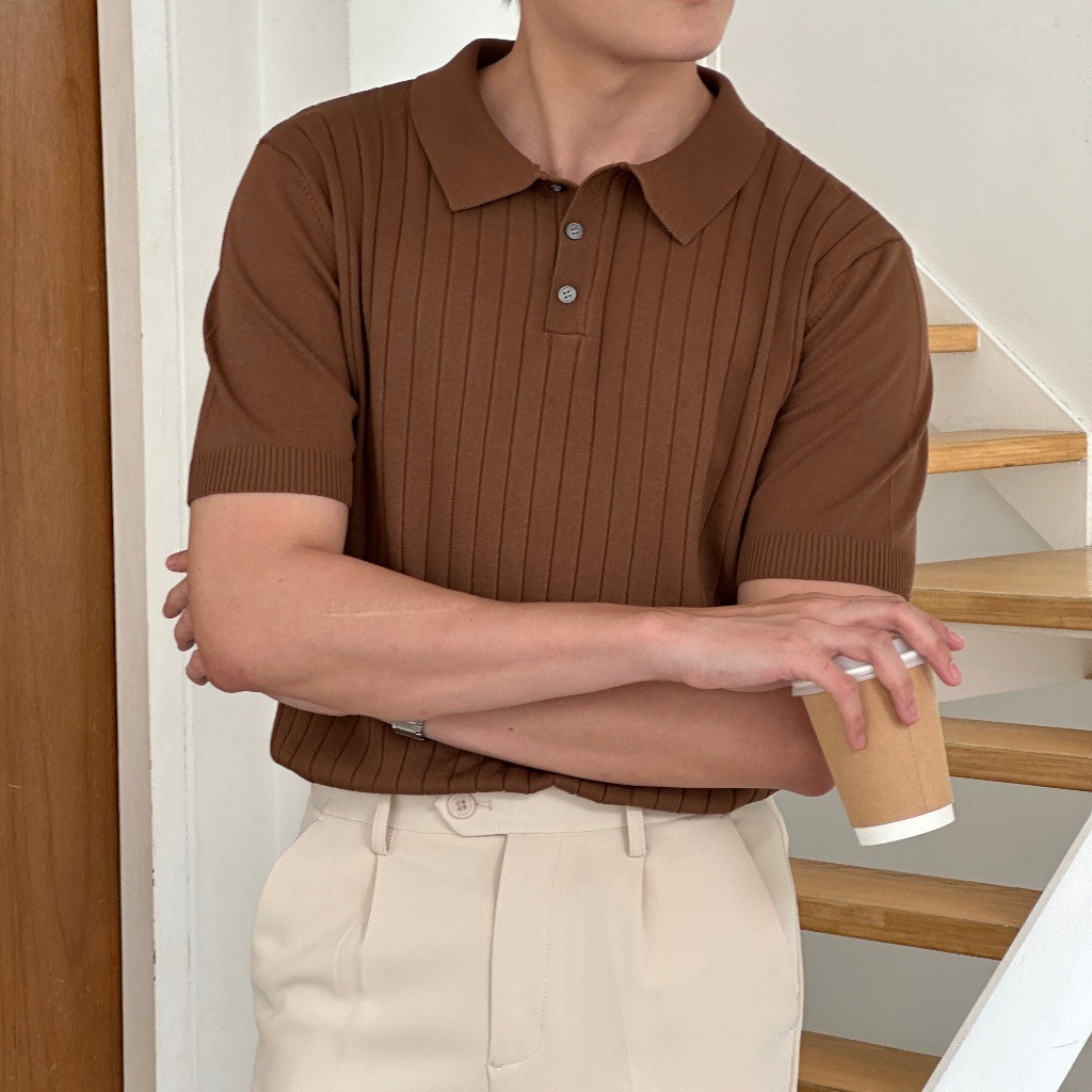 เสื้อโปโลถักแขนสั้นผู้ชาย สีเบจ คอปกปุ่ม 3 เม็ด ทรงตรง สไตล์มินิมอล เหมาะกับทุกโอกาส