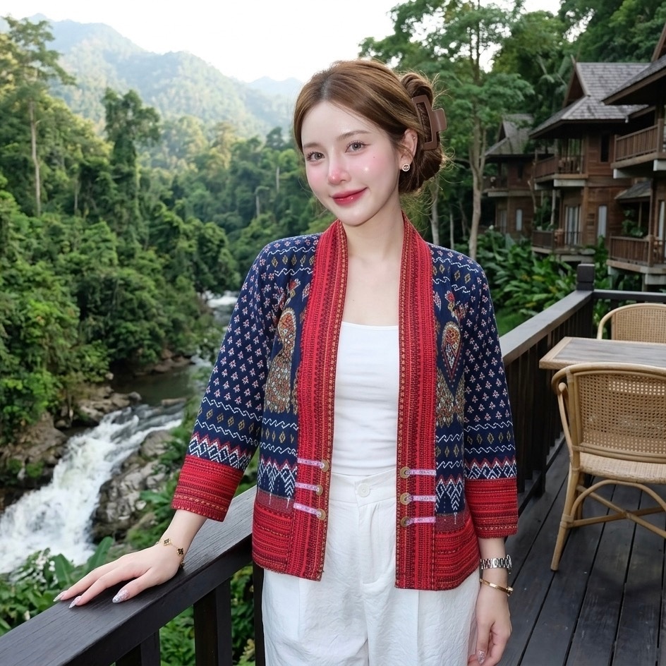 LANNA - เสื้อคลุมแขนยาวผ้าไทย แต่งแถบผ้าทอสีแดง ใส่คลุมร้อนคลุมหนาว ผ้าฝ้ายพิมพ์ลาย ทรงสวยใส่สบายค่ะ